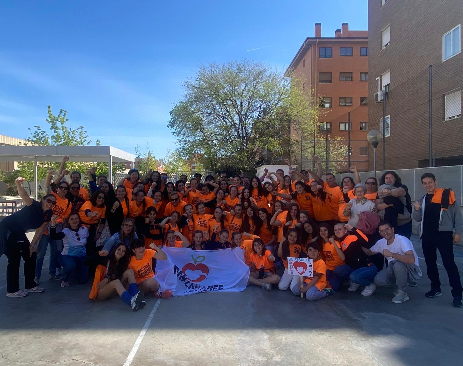 La comunidad de Manzanares Voley con la bandera del club