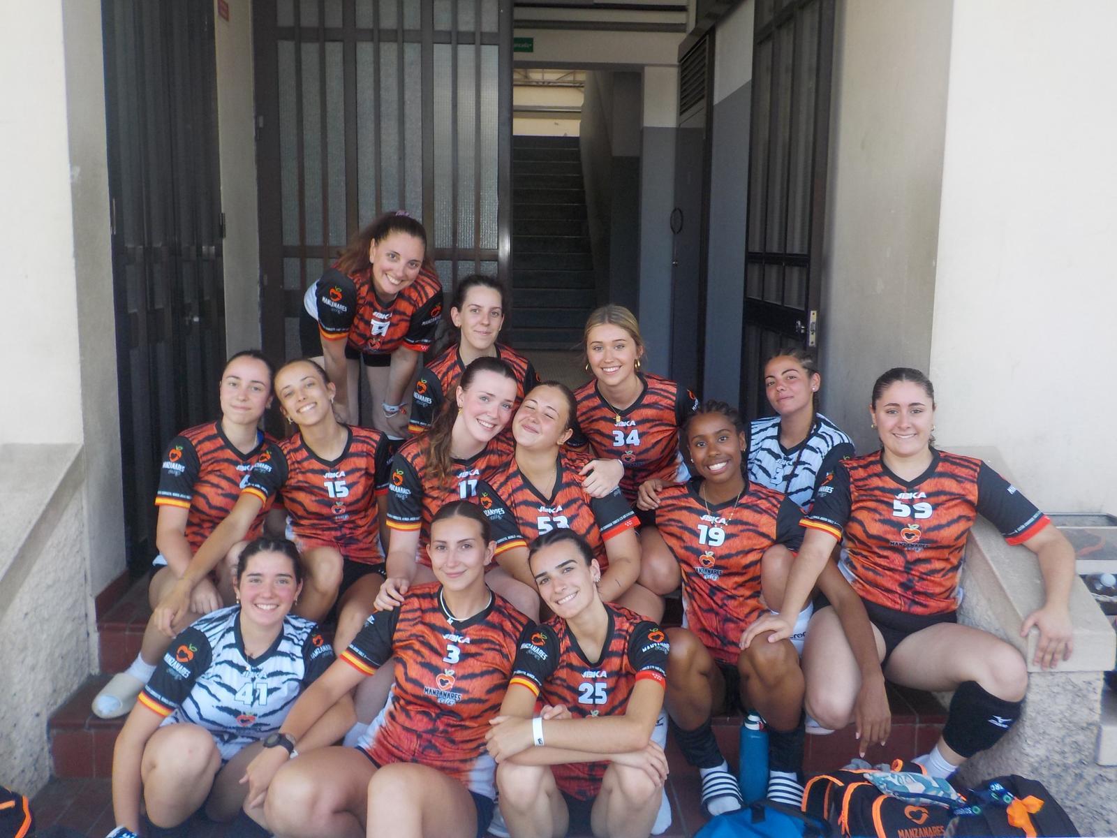 Jugadoras con la equipación oficial del club